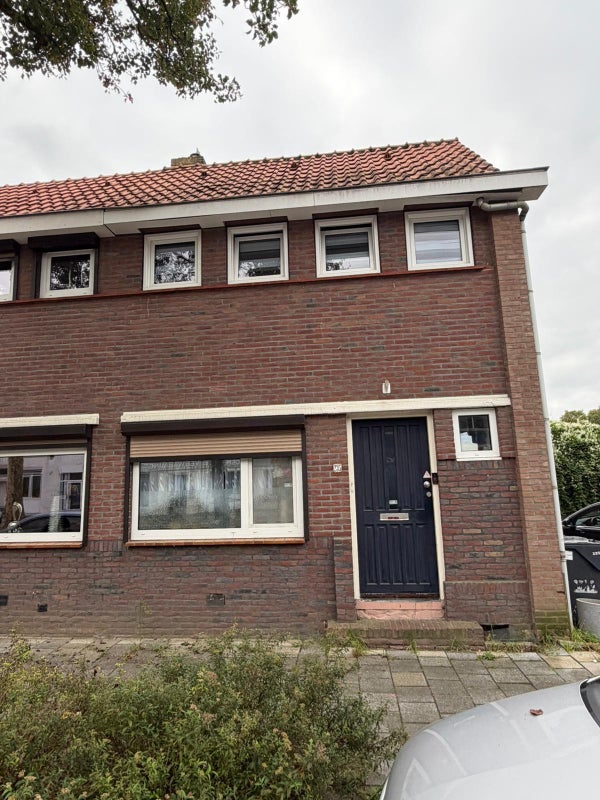 Woonhuis aan de Burg. Lemmensstraat 235 in Geleen